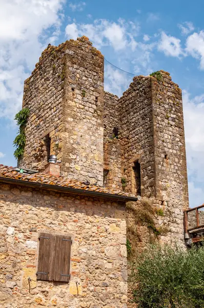 Monteriggioni köyü, Siena, İtalya. 13. yüzyılın ortaçağındaki geçit Toskana 'nın ortaçağ köyleri arasında kesinlikle benzersiz bir yer.