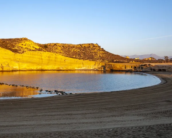 Aguilas, İspanya 'daki bir turizm merkezi olan Akdeniz kıyısındaki dört koydan oluşan koruma altındaki deniz parkı. Cala Cerrada.