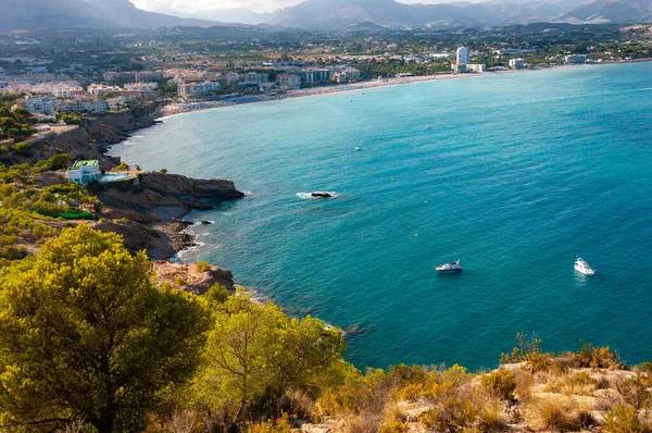 Altea, beyaz sahilde bir şehir, İspanya 'da bir turizm merkezi. Benidorm 'dan birkaç kilometre uzakta, Altea kasabası ve yakınındaki Albir tüm yıl boyunca fantastik bir deniz ikliminin tadını çıkarıyor..