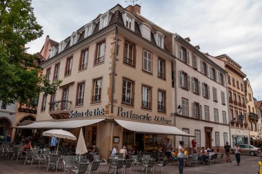 Alsace, Fransa 'da Colmar. Kanallardaki Riesling, Gewurztraminer, Muscat, Pinot Grigio ve Pinot Bianco şaraplarıyla ünlü şehir. Antik şehrin manzarası.