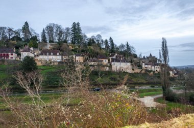 Fransa, Aquitaine 'deki Dordogne-Prigord bölgesine bir gezi. St. Emilion ve Limeuil 'in ortaçağ köyleri arasında Dordogne ve Vzre nehirlerini kuşatır. Kaleler ve bozulmamış doğa arasında tipik evlere hayran olabilirsiniz..