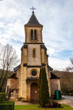 Fransa, Aquitaine 'deki Dordogne-Prigord bölgesine bir gezi. St. Emilion ve Limeuil 'in ortaçağ köyleri arasında Dordogne ve Vzre nehirlerini kuşatır. Kaleler ve bozulmamış doğa arasında tipik evlere hayran olabilirsiniz..
