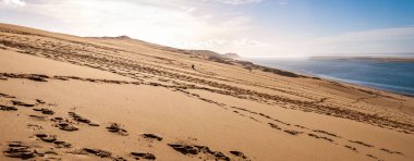Fransa 'daki Arcachon' un Dune du Pilat 'ı, Avrupa' nın en yüksek kum tepeleri: yamaç paraşütü, istiridye yetiştirme, çöl ve plaj. Yeni Aquitaine bölgesindeki Gironde Bölgesi 'nin Fransız komünü, balzamik deniz iklimiyle ünlüdür..