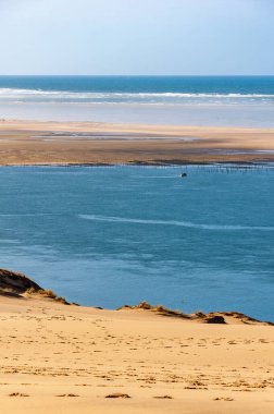 Fransa 'daki Arcachon' un Dune du Pilat 'ı, Avrupa' nın en yüksek kum tepeleri: yamaç paraşütü, istiridye yetiştirme, çöl ve plaj. Yeni Aquitaine bölgesindeki Gironde Bölgesi 'nin Fransız komünü, balzamik deniz iklimiyle ünlüdür..