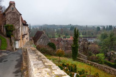Limeuil, Fransa 'nın Aquitaine bölgesindeki Dordogne-Prigord bölgesinde. Dordogne ve Vzre nehirlerinin birleştiği yere bakan tepede tipik evleri olan ortaçağ köyü..