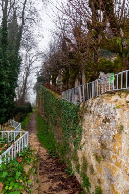 Parc Panoramique de Limeuil, Fransa 'nın Aquitaine bölgesindeki Dordogne-Prigord bölgesinde. Dordogne ve Vzre nehirlerinin birleştiği yere bakan tepede tipik evleri olan ortaçağ köyü..