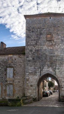 Fransa 'nın Dordogne-Prigord bölgesindeki Monpazier köyü. Atari salonu ve tipik meydanı olan ortaçağ köyü.