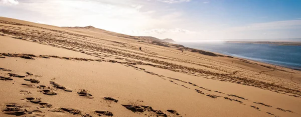 Fransa 'daki Arcachon' un Dune du Pilat 'ı, Avrupa' nın en yüksek kum tepeleri: yamaç paraşütü, istiridye yetiştirme, çöl ve plaj. Yeni Aquitaine bölgesindeki Gironde Bölgesi 'nin Fransız komünü, balzamik deniz iklimiyle ünlüdür..