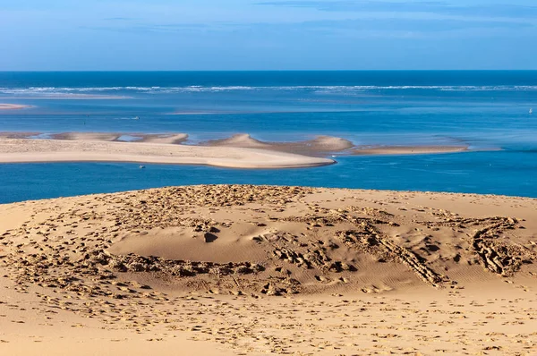 Fransa 'daki Arcachon' un Dune du Pilat 'ı, Avrupa' nın en yüksek kum tepeleri: yamaç paraşütü, istiridye yetiştirme, çöl ve plaj. Yeni Aquitaine bölgesindeki Gironde Bölgesi 'nin Fransız komünü, balzamik deniz iklimiyle ünlüdür..