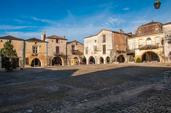 Fransa 'nın Dordogne-Prigord bölgesindeki Monpazier köyü. Mükemmel korunmuş bir ortaçağ köyü. Görkemli meydanı, tipik atari salonları ve tipik evleri var..