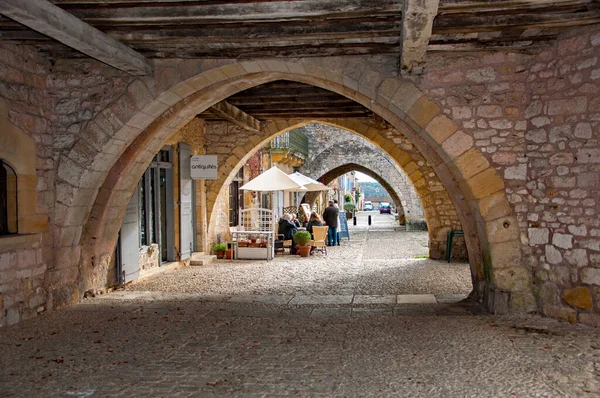 Fransa 'nın Dordogne-Prigord bölgesindeki Monpazier köyü. Mükemmel korunmuş bir ortaçağ köyü. Görkemli meydanı, tipik atari salonları ve tipik evleri var..