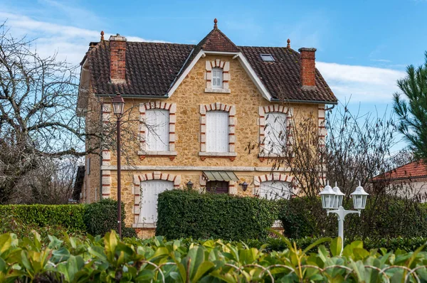 Fransa 'nın Dordogne-Prigord bölgesindeki Monpazier köyü. Atari salonu ve tipik meydanı olan bir ortaçağ köyü. Şehirdeki evlerin detayları..
