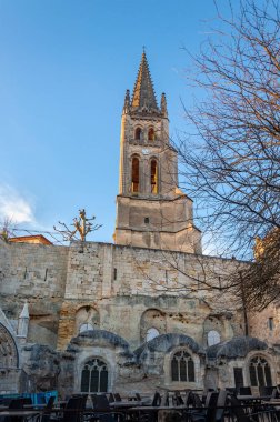Aquitaine, Fransa 'daki St. Emilion. 12. yüzyıldan kalma kireçtaşı taşından oyulmuş ve kaliteli şaraplarıyla ünlü büyüleyici ortaçağ köyünün sembolü olan... -... monolitik kilise ve çan kulesinin manzarası..