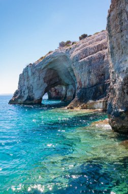 Zakynthos Adası, Yunanistan. Unutulmaz deniz tatilleri için uygun plajları ve kıyıları olan Akdeniz incileri. Keri mağaraları