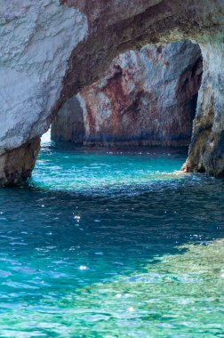 Zakynthos Adası, Yunanistan. Unutulmaz deniz tatilleri için uygun plajları ve kıyıları olan Akdeniz incileri. Keri mağaraları