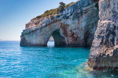 Zakynthos Adası, Yunanistan. Unutulmaz deniz tatilleri için uygun plajları ve kıyıları olan Akdeniz incileri. Keri mağaraları