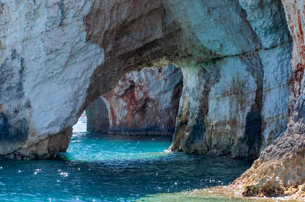 Zakynthos Adası, Yunanistan. Unutulmaz deniz tatilleri için uygun plajları ve kıyıları olan Akdeniz incileri. Keri mağaraları