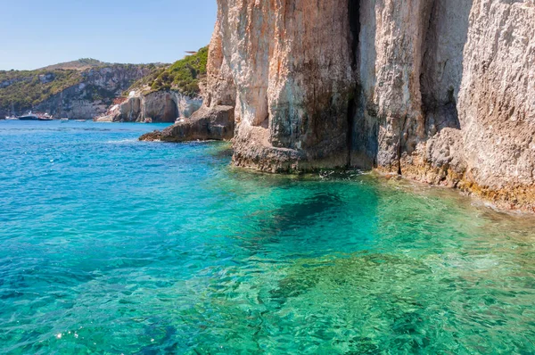 Zakynthos Adası, Yunanistan. Unutulmaz deniz tatilleri için uygun plajları ve kıyıları olan Akdeniz incileri. Keri mağaraları