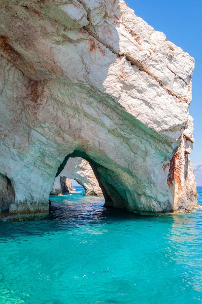 Zakynthos Adası, Yunanistan. Unutulmaz deniz tatilleri için uygun plajları ve kıyıları olan Akdeniz incileri. Keri mağaraları