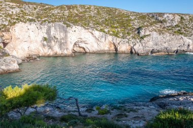 Zakynthos Adası, Yunanistan. Unutulmaz deniz tatilleri için uygun plajları ve kıyıları olan Akdeniz incileri. Limnionas Plajı.