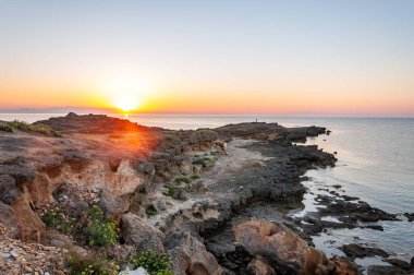 Zakynthos Adası, Yunanistan. Unutulmaz deniz tatilleri için uygun plajları ve kıyıları olan Akdeniz incileri. Gün doğumunda Agios Nikolaos Sahili.