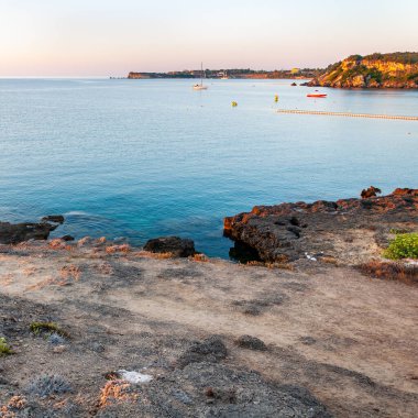 Zakynthos Adası, Yunanistan. Unutulmaz deniz tatilleri için uygun plajları ve kıyıları olan Akdeniz incileri. Gün doğumunda Agios Nikolaos Sahili.
