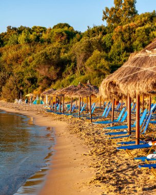 Zakynthos Adası, Yunanistan. Unutulmaz deniz tatilleri için uygun plajları ve kıyıları olan Akdeniz incileri. Gün doğumunda Agios Nikolaos Sahili.