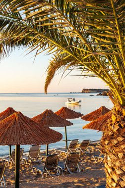 Zakynthos Adası, Yunanistan. Unutulmaz deniz tatilleri için uygun plajları ve kıyıları olan Akdeniz incileri. Gün doğumunda Agios Nikolaos Sahili.