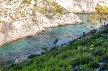 Zakynthos Adası, Yunanistan. Unutulmaz deniz tatilleri için uygun plajları ve kıyıları olan Akdeniz incileri. Limnionas Plajı.