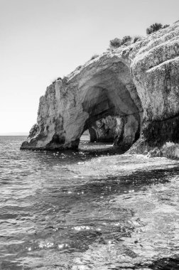 Zakynthos Adası, Yunanistan. Unutulmaz deniz tatilleri için uygun plajları ve kıyıları olan Akdeniz incileri. Keri mağaraları siyah beyaz.