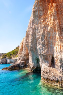 Zakynthos Adası, Yunanistan. Unutulmaz deniz tatilleri için uygun plajları ve kıyıları olan Akdeniz incileri. Keri mağaraları