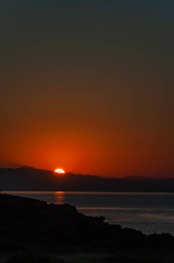 Zakynthos Adası, Yunanistan. Unutulmaz deniz tatilleri için uygun plajları ve kıyıları olan Akdeniz incileri. Gün doğumunda Agios Nikolaos Sahili.
