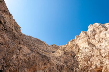 Wreck Plajı, Zakynthos. Beyaz ve bej renkli kayalar en ünlü Yunan plajının görkemli kumlarına bakıyor..