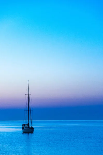 Zakynthos Adası, Yunanistan. Unutulmaz deniz tatilleri için uygun plajları ve kıyıları olan Akdeniz incileri. Gündoğumunda Agios Nikolaos Sahili 'nde yelkenli..