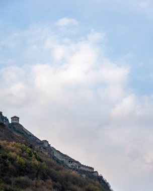 Aynı isimdeki Anfo kalesinin manzarası, turist ve balıkçı limanı, göl kenarında tatil için bir turistik yer, bozulmamış doğaya batmış Alpler 'in eteklerinde..