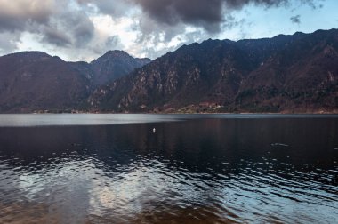 Anfo kasabasından İdro Gölü 'nün panoraması, turist ve balıkçı limanı, göl kıyısında, Alplerin eteklerinde bozulmamış doğaya batmış bir turizm merkezi..