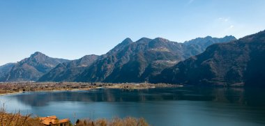 Anfo kasabasından İdro Gölü 'nün panoraması, turist ve balıkçı limanı, göl kıyısında, Alplerin eteklerinde bozulmamış doğaya batmış bir turizm merkezi..
