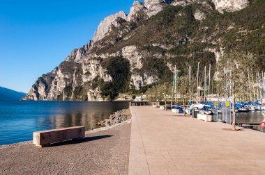 Idro Gölü 'ndeki Anfo, turist ve balıkçı limanı olan güzel bir kasaba, göl kenarında tatil için bir yer, Alpler' in eteklerinde bozulmamış doğaya batmış bir yer..