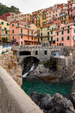 Manarola Cinque Terre, İtalya 'da. Liguria 'nın güzel sahil kasabası ve balıkçıları, deniz tatilleri için popüler bir turizm beldesi ve bozulmamış doğada iz sürmek.