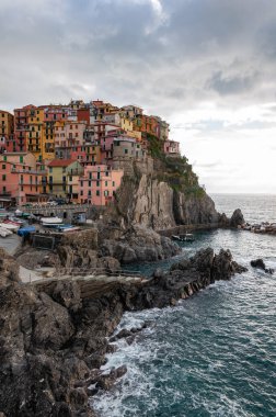 Manarola Cinque Terre, İtalya 'da. Liguria 'nın güzel sahil kasabası ve balıkçıları, deniz tatilleri için popüler bir turizm beldesi ve bozulmamış doğada iz sürmek.