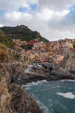 Manarola Cinque Terre, İtalya 'da. Liguria 'nın güzel sahil kasabası ve balıkçıları, deniz tatilleri için popüler bir turizm beldesi ve bozulmamış doğada iz sürmek.
