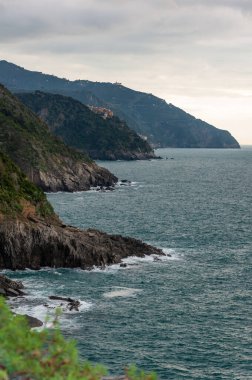 Manarola ve Cinque Terre, İtalya 'nın görkemli denizi. Güzel sahil kasabası ve balıkçılar, deniz tatilleri için popüler bir turizm beldesi ve bozulmamış doğada iz sürmek.