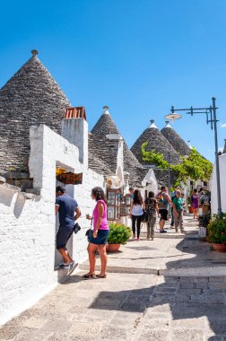 Alberobello, İtalya. Trulli 'nin pitoresk köyü. Koni çatıları olan tipik dairesel şekilli taş evler..