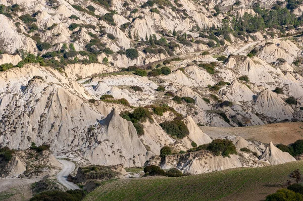 주위를 둘러싸고 점토로 산등성 알리아 골짜기의 — 스톡 사진