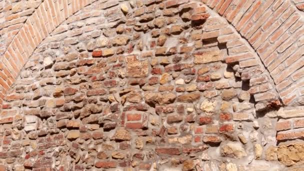 Стена Красного Кирпича Разрушена Поглощена Временем Типичный Итальянский Дом Прошлых — стоковое видео