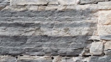 Elle oyulmuş taşlardan oluşan duvar zamanla aşınmış ve tüketilmiş, tipik İtalyan evi..