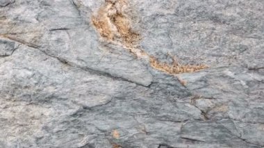 Elle oyulmuş taşlardan oluşan duvar zamanla aşınmış ve tüketilmiş, tipik İtalyan evi..