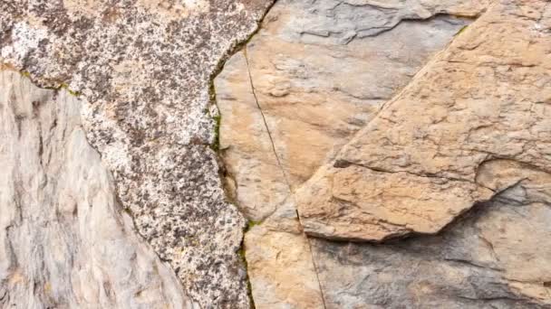 Pared Piedras Talladas Mano Erosionadas Consumidas Por Tiempo Típica Casa — Vídeo de stock