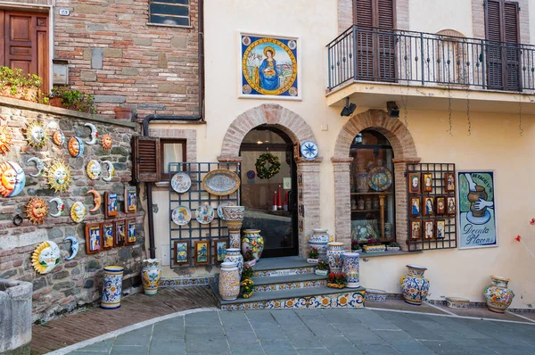 Deruta, İtalya 'nın Umbria şehrinde el yapımı ve boyalı seramikleriyle ünlü bir şehir. Vazolar, amforalar, tabaklar, antik majolika mobilyalar, dünyanın dört bir yanındaki ünlü şehirde ve Assisi 'ye yakın..