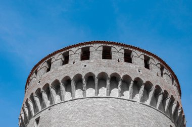 Dozza Italya: Eski Kale Kapısı Detayları. Emilia Romagna bölgesi, duvar resimleri ve kalesi ile ünlüdür. Eski köyün ayrıntıları..